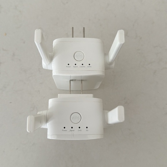 Model:RE305 AC 1200 Wi-Fi Range Extender Wall Adapter - Picture 3 of 4